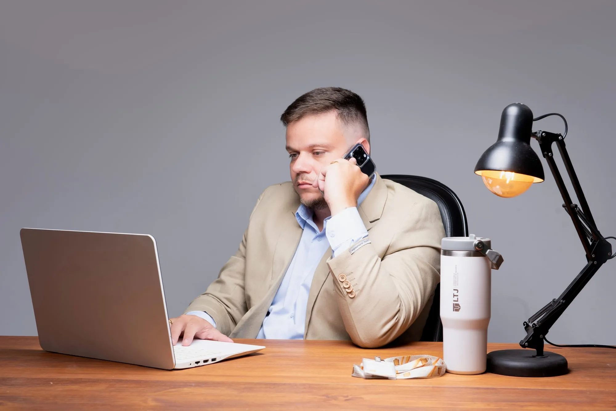 Luis Moreira, COO da LTJ Corretora, ao telefone no escritório