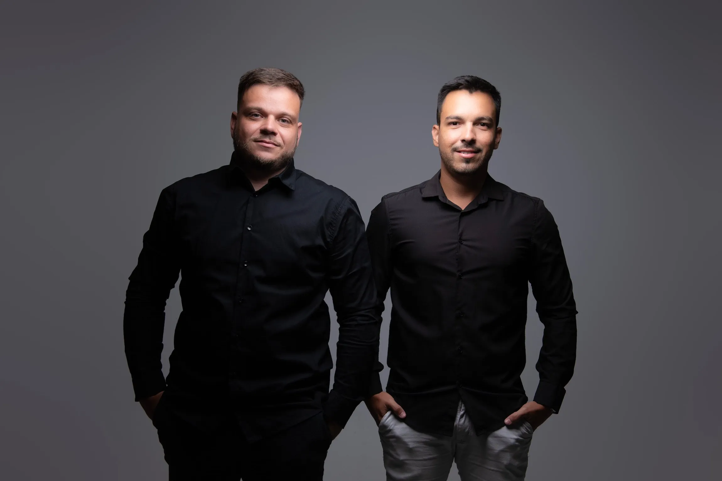 Os dois sócios da LTJ Corretora em retrato de estúdio