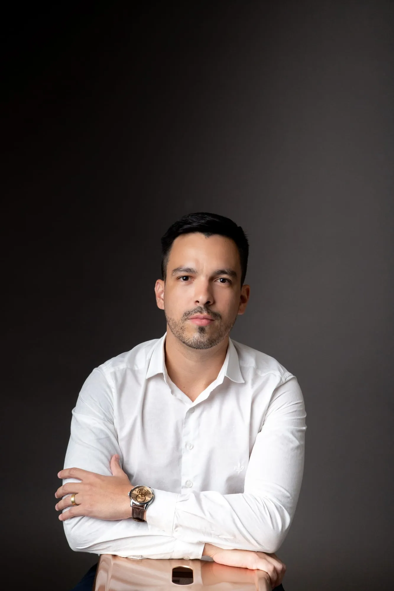 Thiago Tavares, CEO da LTJ Corretora, em retrato de estúdio